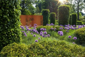 Une palissade en acier CorTen pour aménager et décorer le jardin.